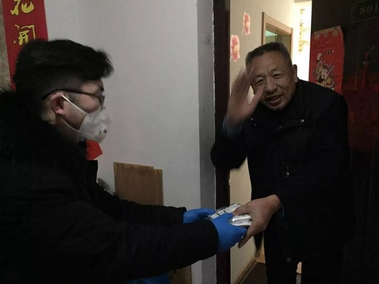 Tin thế giới - Ngăn nhiễm virus corona, thanh niên Trung Quốc tặng hàng xóm 6.000 chiếc khẩu trang (Hình 2).