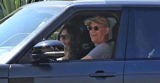 Giải trí - Vợ chồng Tom Hanks lái xe vui vẻ ra đường sau thời gian điều trị Covid-19
