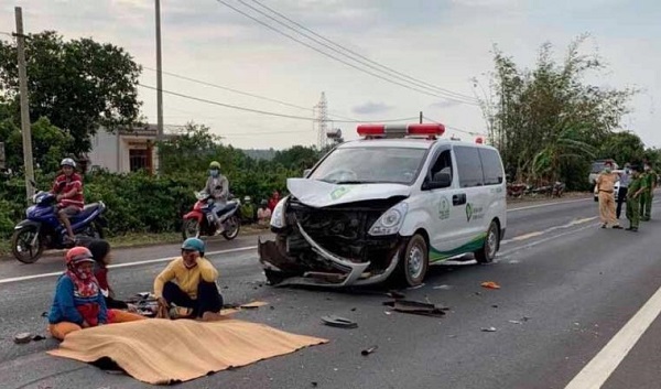 Tin trong nước - Tin tai nạn giao thông mới nhất ngày 16/42020: Tông trực diện vào xe tải, nam thanh niên tử vong tại chỗ