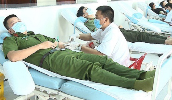 Việc tốt quanh ta - Hơn 1.200 cán bộ, chiến sĩ công an tại Thừa Thiên - Huế tham gia hiến máu