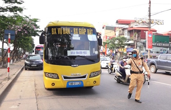 Tin trong nước - CSGT Hà Nội xử lý nhiều xe khách không thực hiện giãn cách phòng dịch Covid-19