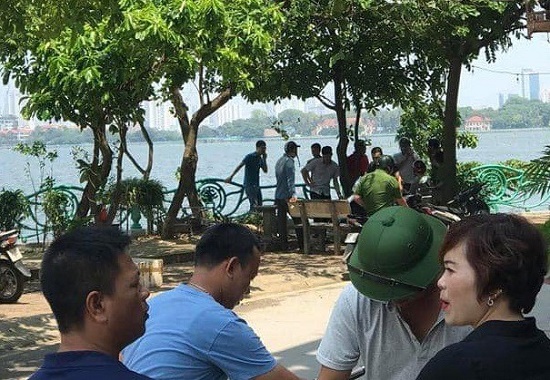 Pháp luật - Hà Nội: Hoảng hốt phát hiện thi thể nam giới nổi ven Hồ Tây