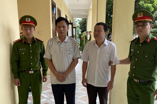 An ninh - Hình sự - Tạm giam 2 cán bộ xã ở Thanh Hóa vì bán hơn 16.000 m2 đất trái thẩm quyền