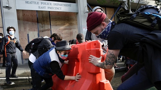 Tin thế giới - Người biểu tình tại Mỹ chiếm đồn cảnh sát, kéo đổ tượng nhà thám hiểm Christopher Columbus