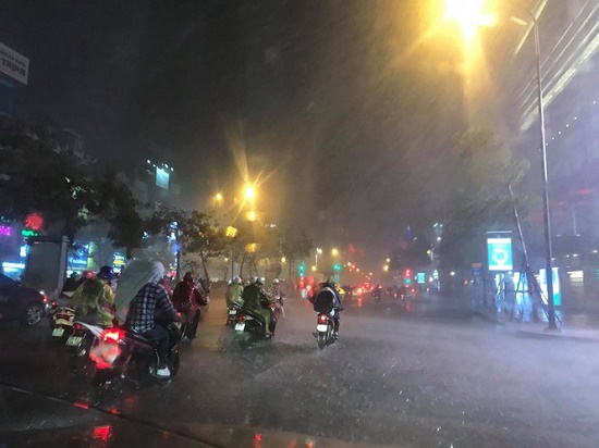 Tin trong nước - Hà Nội đón 'mưa vàng' giải nhiệt sau chuỗi ngày nắng nóng kinh hoàng (Hình 9).