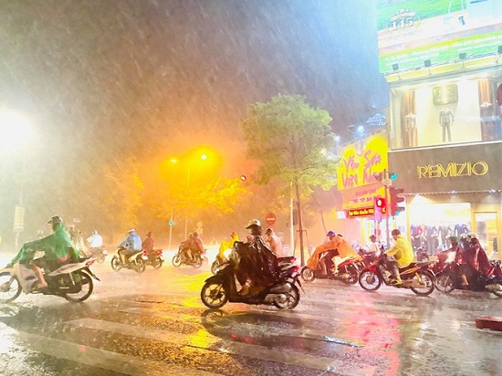 Tin trong nước - Hà Nội đón 'mưa vàng' giải nhiệt sau chuỗi ngày nắng nóng kinh hoàng (Hình 10).