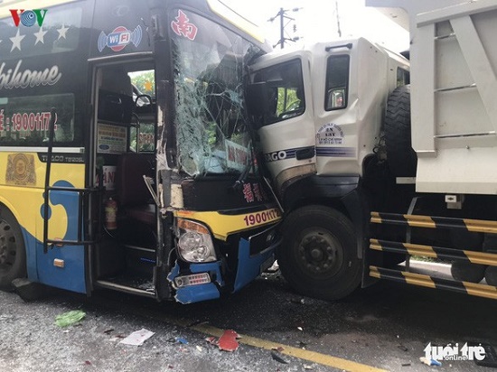 Tin trong nước - Hai xe khách và xe tải tông nhau kinh hoàng, đèo Bảo Lộc kẹt cứng nhiều giờ
