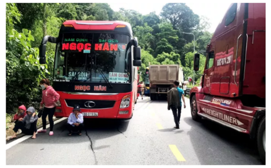 Tin trong nước - Hai xe khách và xe tải tông nhau kinh hoàng, đèo Bảo Lộc kẹt cứng nhiều giờ (Hình 6).