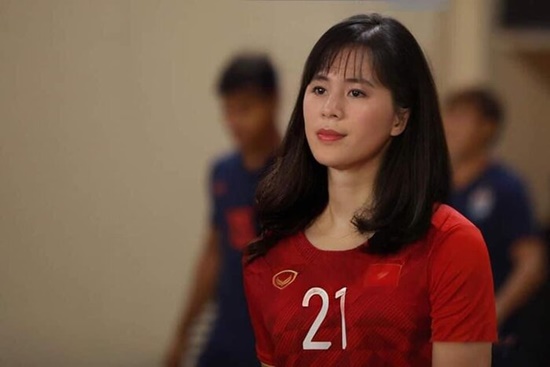 Giải trí - Cười 'té ghế' với loạt ảnh sao tuyển bóng đá Việt Nam 'đu' trend 'bẻ cong giới tính' (Hình 2).