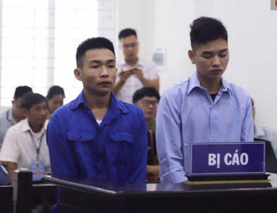 An ninh - Hình sự - Xét xử vụ nam sinh chạy Grabbike bị sát hại ở Hà Nội: Nghẹn ngào cảnh mẹ ôm di ảnh con đến tòa