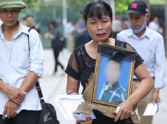 An ninh - Hình sự - Xét xử vụ nam sinh chạy Grabbike bị sát hại ở Hà Nội: Nghẹn ngào cảnh mẹ ôm di ảnh con đến tòa (Hình 2).