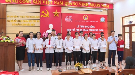 Việc tốt quanh ta - Quảng Ninh: Trao 30 suất học bổng cho học sinh có hoàn cảnh khó khăn