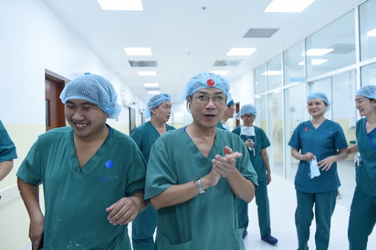 Tin trong nước - Thủ tướng Nguyễn Xuân Phúc chúc mừng êkip phẫu thuật tách rời cặp song sinh
