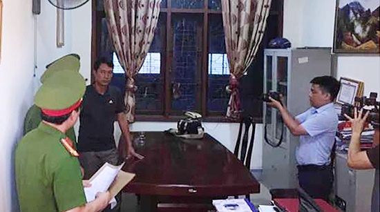 An ninh - Hình sự - Khám xét khẩn cấp nơi làm việc một cán bộ của Ban Dân tộc tỉnh Nghệ An