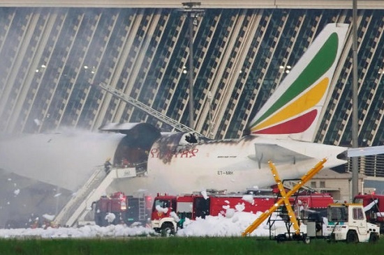 Tin thế giới - Video: Máy bay cháy dữ dội, khói đen bốc lên nghi ngút tại sân bay Trung Quốc