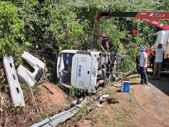 Tin trong nước - Thông tin mới nhất vụ thảm kịch lật xe khách khiến 15 người chết tại Quảng Bình