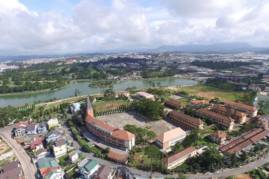 Chuyện học đường - Trường học 100 năm tuổi đẹp mộng mơ trên đồi Đà Lạt, đến Sơn Tùng M-TP cũng lên tận nơi 'sống ảo' (Hình 6).