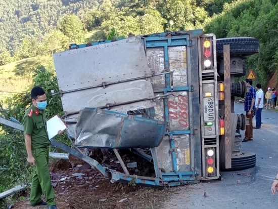 Tin trong nước - Vụ xe tải lật khi đổ đèo, 2 mẹ con tử vong: Xác định danh tính các nạn nhân