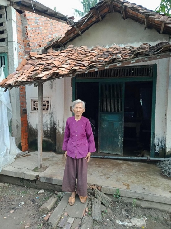 Việc tốt quanh ta - Bà xã Công Vinh bỏ tiền túi xây nhà cho cụ bà 70 tuổi (Hình 2).