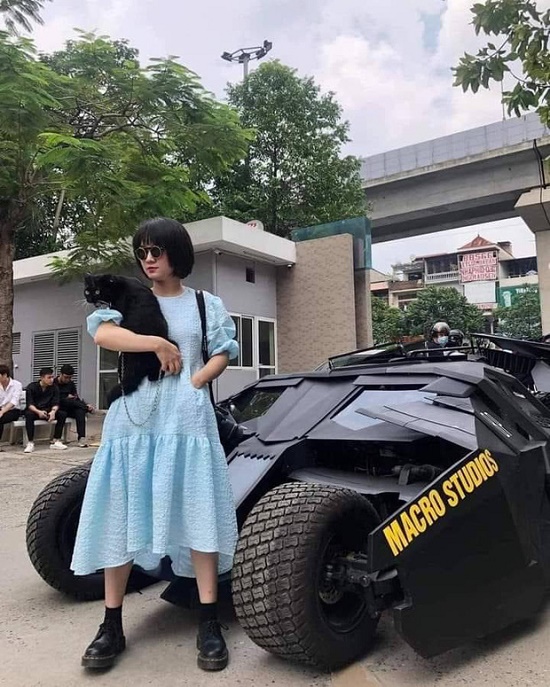 Chuyện học đường - Đứng ôm mèo tạo dáng bên siêu xe sang, xịn, mịn ở trường Kiến Trúc, nữ sinh khiến cộng đồng mạng điêu đứng