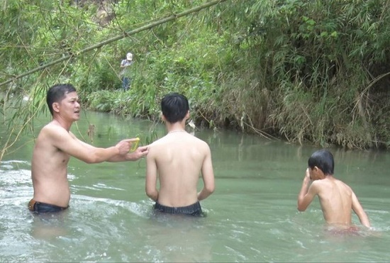 Việc tốt quanh ta - Chuyện về thầy giáo làng 5 năm dạy bơi miễn phí cho học sinh vùng quê nghèo