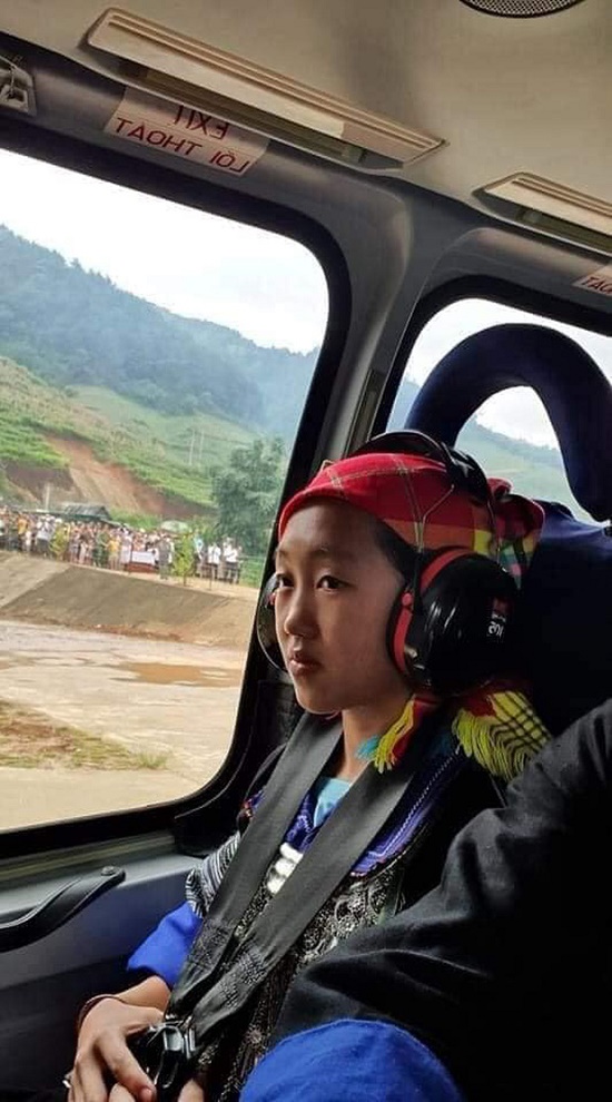 Chuyện học đường - Đạt thành tích học tập xuất sắc, nữ sinh H’Mông được đi trực thăng ngắm mùa vàng tại Mù Cang Chải