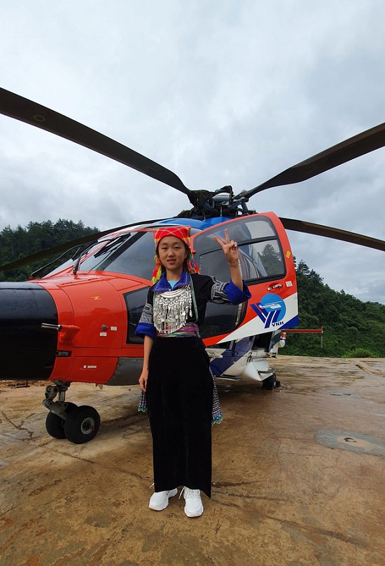 Chuyện học đường - Đạt thành tích học tập xuất sắc, nữ sinh H’Mông được đi trực thăng ngắm mùa vàng tại Mù Cang Chải (Hình 2).