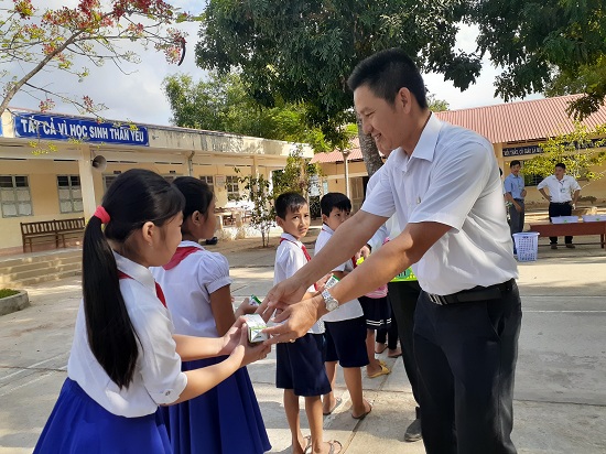 Thị trường - Vinamilk tiếp tục được chọn là đơn vị triển khai sữa học đường tại Trà Vinh 