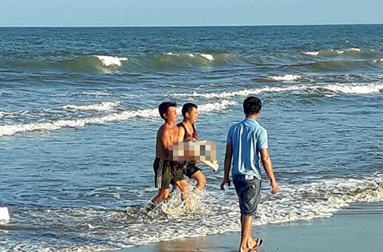 Tin trong nước - Quảng Trị: Xót xa nữ sinh 21 tuổi đuối nước thương tâm khi đi tắm biển với bạn