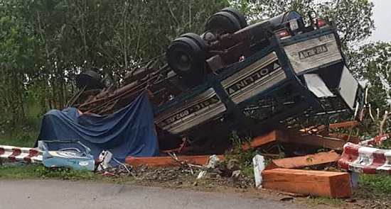 Tin trong nước - Quảng Ngãi: Xe tải chở gỗ bị lật, 2 vợ chồng tử vong trong cabin