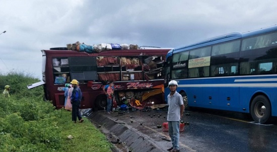 Tin trong nước - Kon Tum: Va chạm kinh hoàng giữa 2 xe khách khiến 7 người bị thương