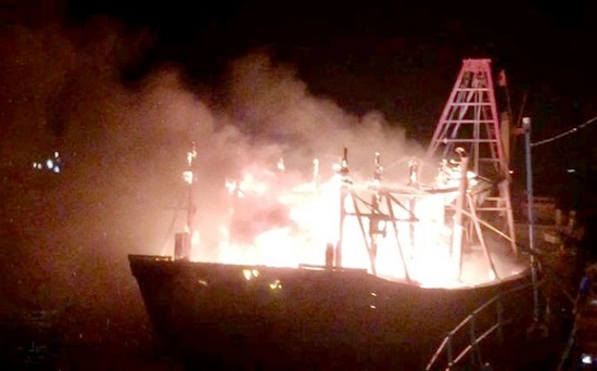Tin trong nước - Nghệ An: Tàu cá bốc cháy dữ dội giữa biển, nghi do chập điện