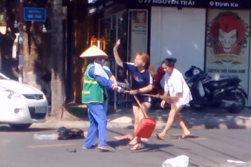 Tin trong nước - Quảng Trị: Nữ lao công bị đánh dã man vì nhắc nhở chủ shop quần áo vứt rác ra đường