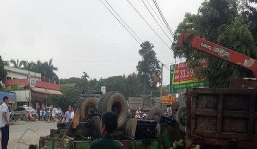 Tin trong nước - Hà Nội: Xe quân đội lật ngửa khiến gần 30 chiến sĩ bị thương, súng ống văng khắp nơi