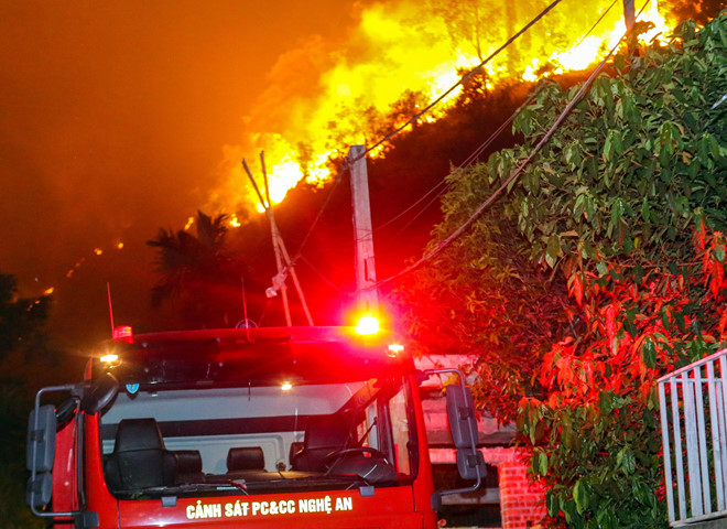 Tin trong nước - Vụ cháy rừng ở núi Hồng Lĩnh: Lửa bất ngờ đổi chiều, tiến sát khu dân cư (Hình 3).