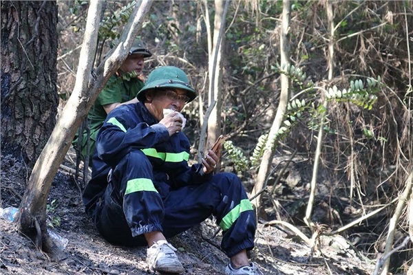 Tin trong nước - Hình ảnh cảm động trong vụ cháy rừng ở Hà Tĩnh: Những gương mặt đổi màu vì khói bụi (Hình 2).