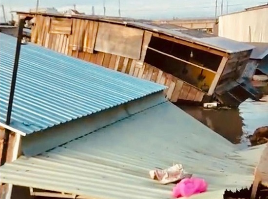 Tin trong nước - Đồng Tháp: Nhiều ngôi nhà bị 'hà bá' nuốt chửng, thiệt hại hàng trăm triệu đồng