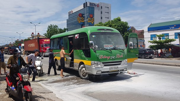 Tin trong nước - Nghệ An: Cháy xe khách trên quôc lộ 1A, hành khách hoảng loạn kêu cứu