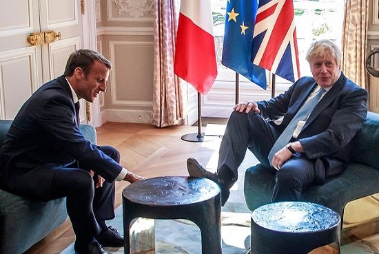 Tin thế giới - Thủ tướng Anh gây xôn xao vì gác chân lên bàn cà phê điện Elysee