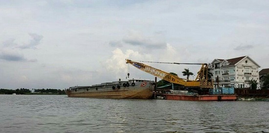 Tin trong nước - TP HCM: Sà lan nặng 2.000 tấn mất lái đâm vào ca nô, cầu cảng của nhà dân
