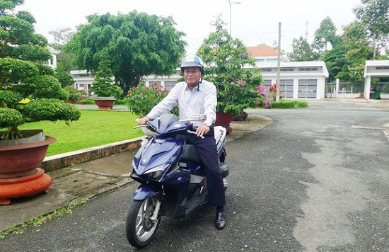 Tin trong nước - Chủ tịch UBND tỉnh Đồng Tháp chia sẻ lý do tự chạy xe máy đi làm cả chục năm qua