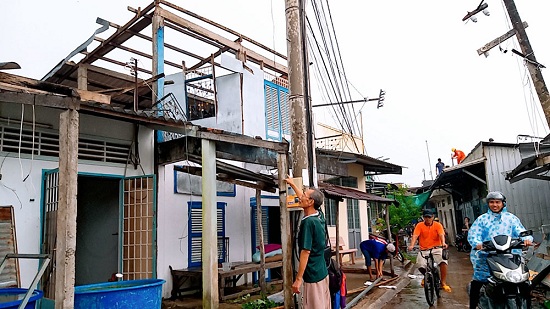 Tin trong nước - Lốc xoáy kinh hoàng ở Cà Mau làm sập nhà khiến 1 người phụ nữ tử vong