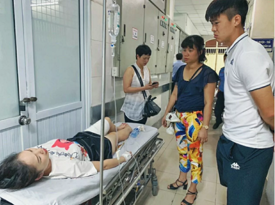 Tin trong nước - Vụ CĐV bị thương trong trận Nam Định- Hà Nội: Công an truy tìm người bắn pháo sáng trên sân Hàng Đẫy