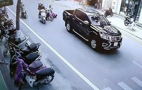 Tin trong nước - Tin tai nạn giao thông ngày 21/12: Truy tìm tài xế xe bán tải gây tai nạn rồi bỏ trốn