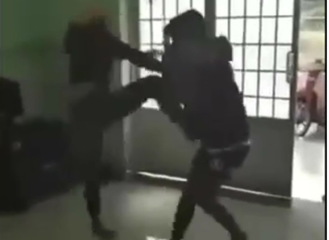 Giáo dục pháp luật - Đồng Nai: Nữ sinh lớp 6 bị bạn đưa về nhà hành hung dã man, bắt quỳ gối