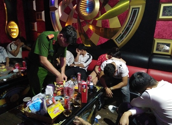 Tin trong nước - Gia Lai: Bắt quả tang 12 đối tượng sử dụng ma túy trái phép tại quán karaoke