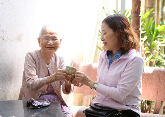 Việc tốt quanh ta - Mẹ Việt Nam anh hùng 91 tuổi gửi tặng tiền tiết kiệm cho các y bác sĩ tuyến đầu chống 'giặc' Covid-19