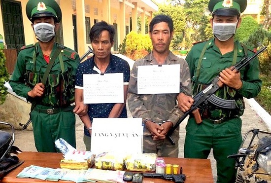 Pháp luật - Bắt giữ nhóm đối tượng mang theo súng ngắn, vận chuyển ma túy từ Lào về Việt Nam