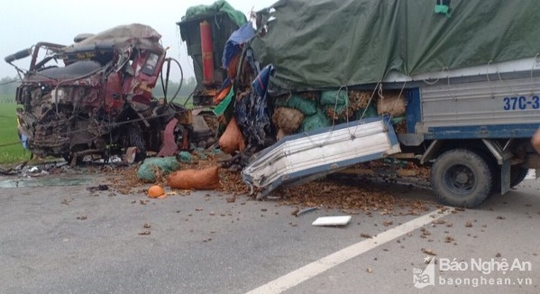 Tin trong nước - Nghệ An: Xe tải 'đấu đầu' trên đường quê, 2 người tử vong trong cabin