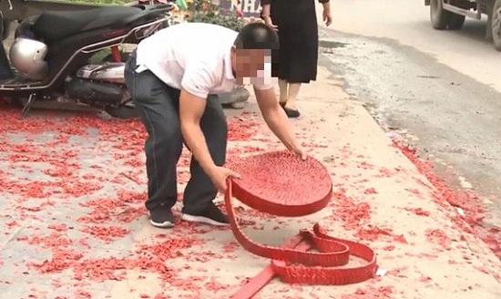 Tin trong nước - Vụ đốt pháo đỏ đường trong đám cưới ở Hà Nội: Bố chú rể nói điều bất ngờ
